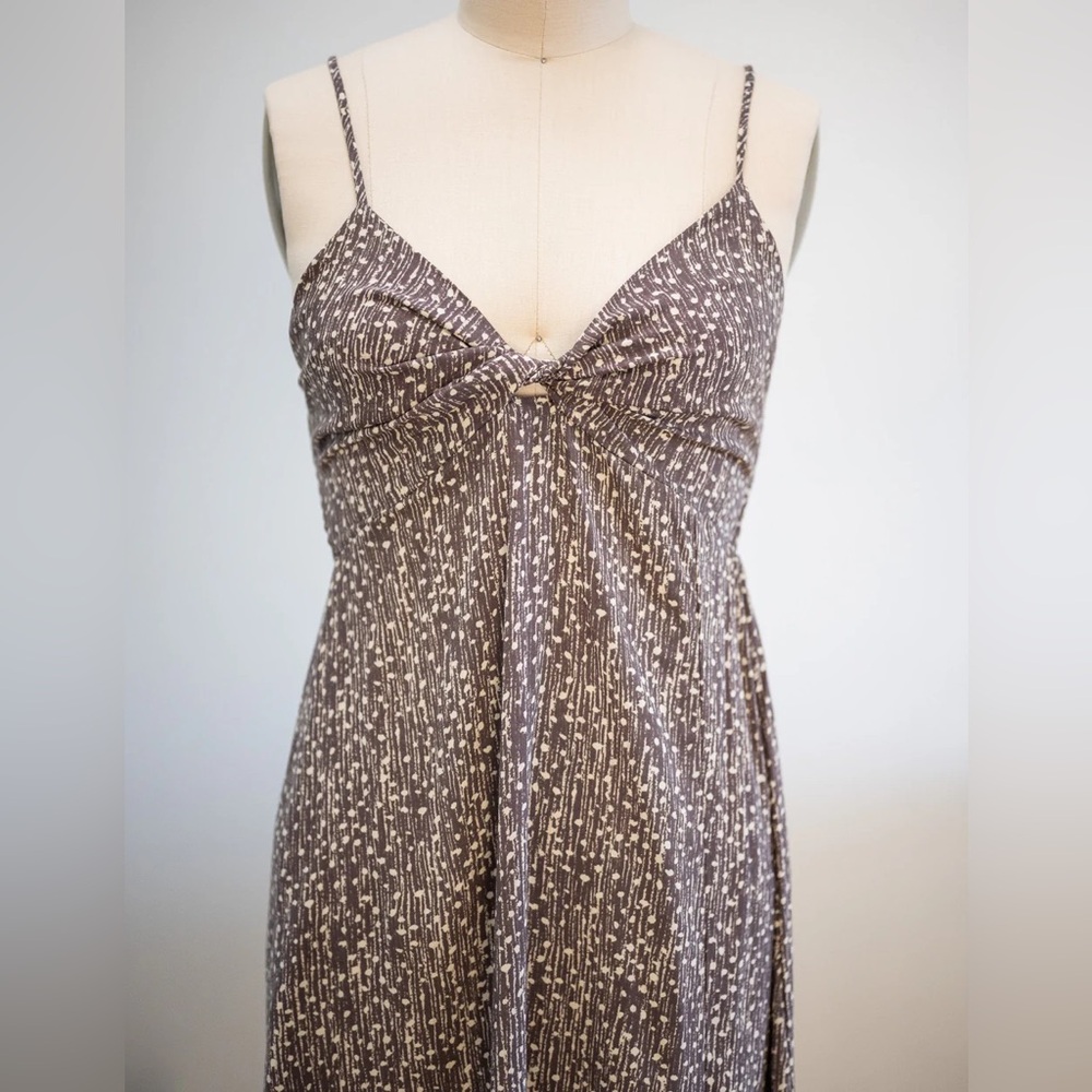 Elegant Gray Midi Dress - Picture 2 of 9